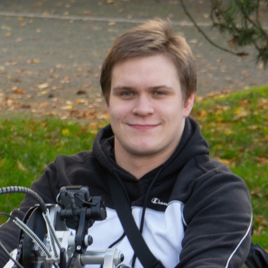 Julian, 23, Auszubildender im BBW Volmarstein, auf seinem Handbike