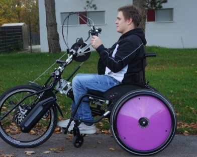 Junger Mensch fährt mit einem Handbike – Anschaffung und Wartung von Therapierollstühlen