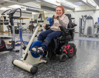 Auszubildende übt an einem Trainingsgerät – Aufbau einer Hilfsmittelausstattung