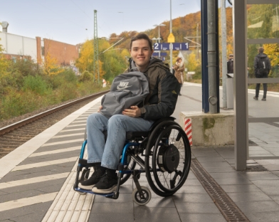 Rollstuhlfahrer am Bahnhof – Schulung für selbstständiges Reisen mit Bus und Bahn